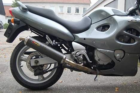 Suzuki GSX-750F SOLGT - Her er så min nye Akrapovic Carbon potte. billede 11