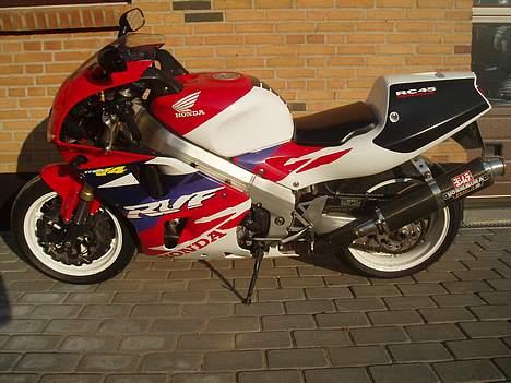 Honda RVF 750 R billede 2