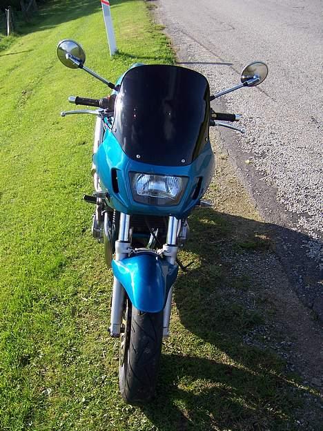 Suzuki GSF 600 Bandit SOLGT - Den nye kåbe ser ikke ud af meget, men er rimlig efektiv gav også lidt på topfarten :-) billede 15