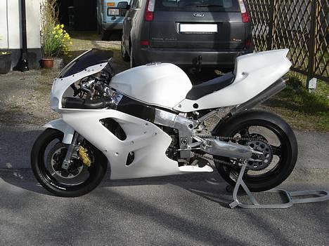 Kawasaki ZXR 750/900 M (RR) - Finally done...gave him his first test ride since I bought him.  Wow!  That 900 is short geared...nice acceleration.  A little fluffy on the bottom...think due to the new hi pipe.  The brakes are fantastic improvement. billede 1