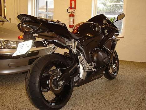 Honda CBR1000RR *SOLGT* - Sort kåbeglas, og parkeret inde i varmen i vinter ;o) billede 17