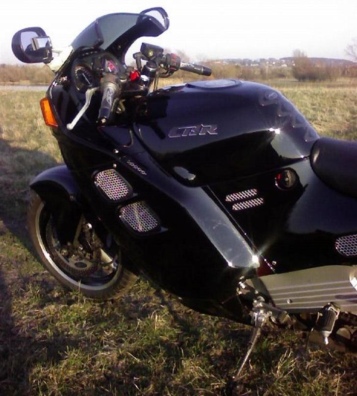 Honda cbr 1000 f - den 6/3 var ude idag skulle bare være en lille kort tur det blev til en tankfuld ville slet ikk hjem :):) billede 1