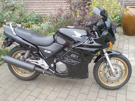 Honda CB 500 - Cyklen efter reparationen. Ny tank, kåbe, sæde, sideblink, styr og diverse plastikpaneler billede 7