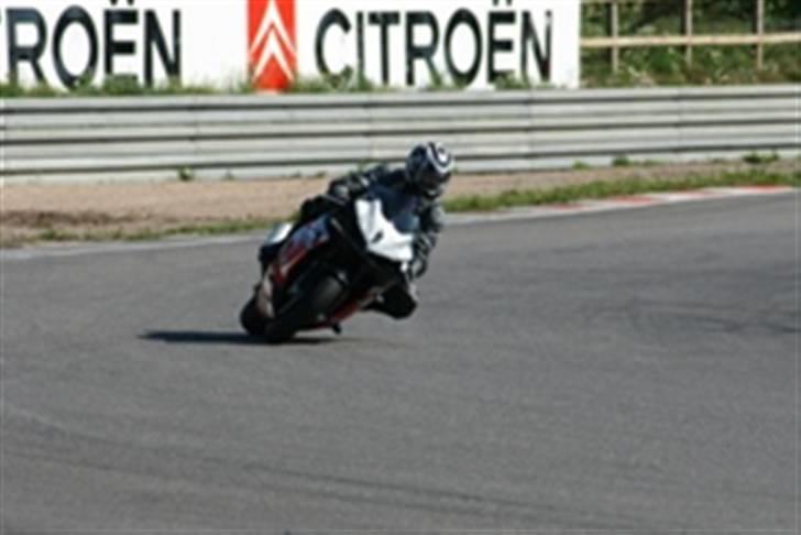 Suzuki GSX-R 750 K1 "solgt" - Og JA, knæet kom i jorden ;-) billede 2