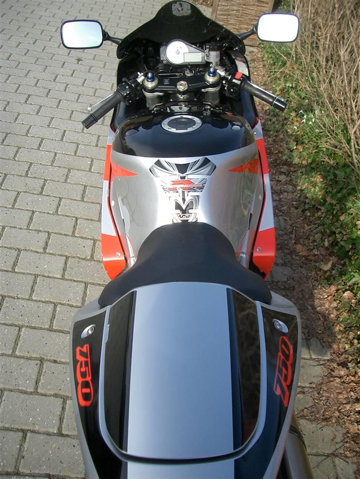 Suzuki GSX-R 750 K1 "solgt" - Form som en kvinde krop, eller næsten da. billede 6