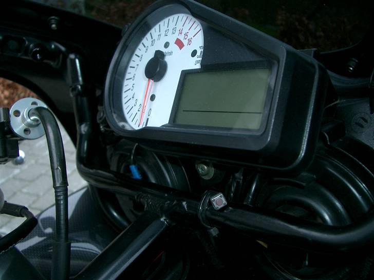 Suzuki GSX-R 750 K1 "solgt" - Knappen under LCD displayet er til at vise topfarten via speedohealeren. billede 8