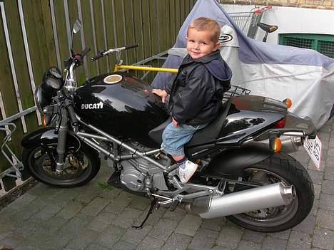 Ducati Monster 620 ie (til salg) - Med min nevø på ryggen. billede 4