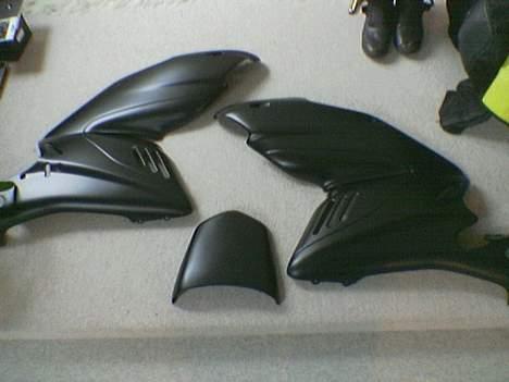 Ducati 750 Sport Dark (solgt) - Dele til fuldkåbe tilbage fra maleren. Venstre bundkåbe (til højre på billedet) har den originale farve. billede 8