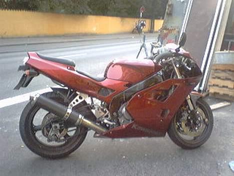 Kawasaki ZXR 400 *SOLGT* - Nørrebrogade, løb tør for batteri efter dette billede er taget og skulle løbe den igang. Relativt pinligt på Nørrebrogade :-) billede 6