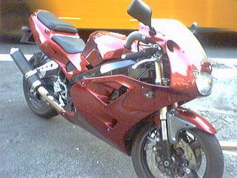 Kawasaki ZXR 400 *SOLGT* - Nørrebrogade, løb tør for batteri efter dette billede er taget og skulle løbe den igang. Relativt pinligt på Nørrebrogade :-) billede 7