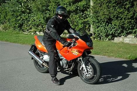 Yamaha SZR 660 Belgarda *SOLGT!* - En meget glad mand er hjemme hos de gamle og vise sin nye MC frem (August 2005) billede 20