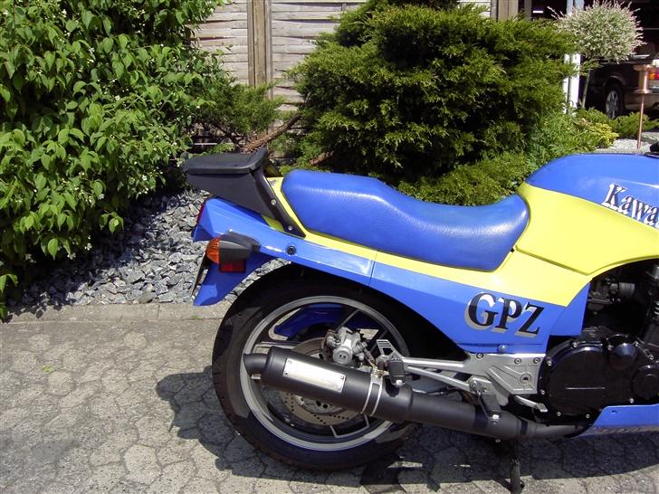 Kawasaki GPZ 900 R Ninja (SOLGT) - Holderen til topboxen har jeg selv lavet i alu og malet sort billede 6