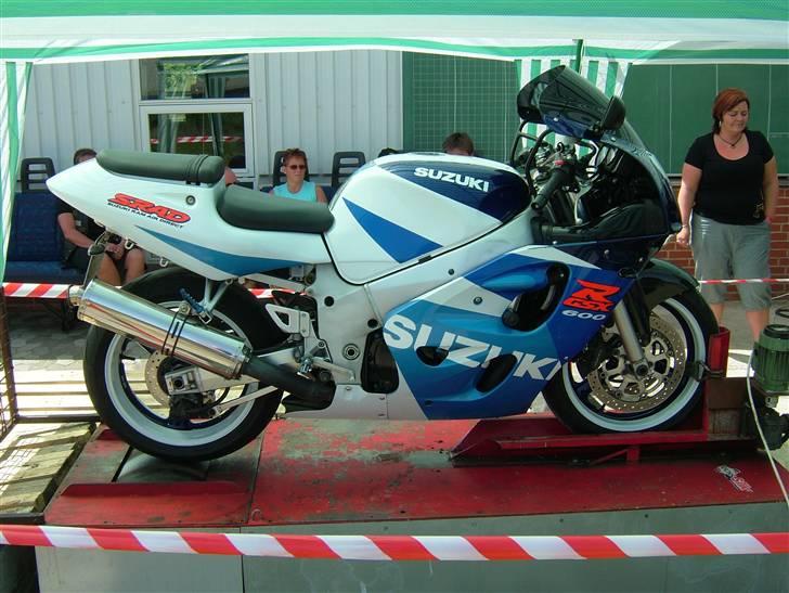 Suzuki gsxr 600 SOLGT - spændt op til prygl i skodborg! :D billede 12