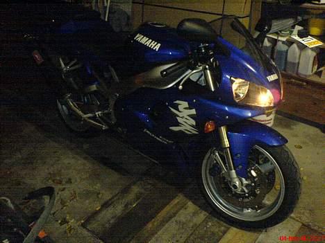 Yamaha R1 - Første billede af maskinen i hus.. billede 2