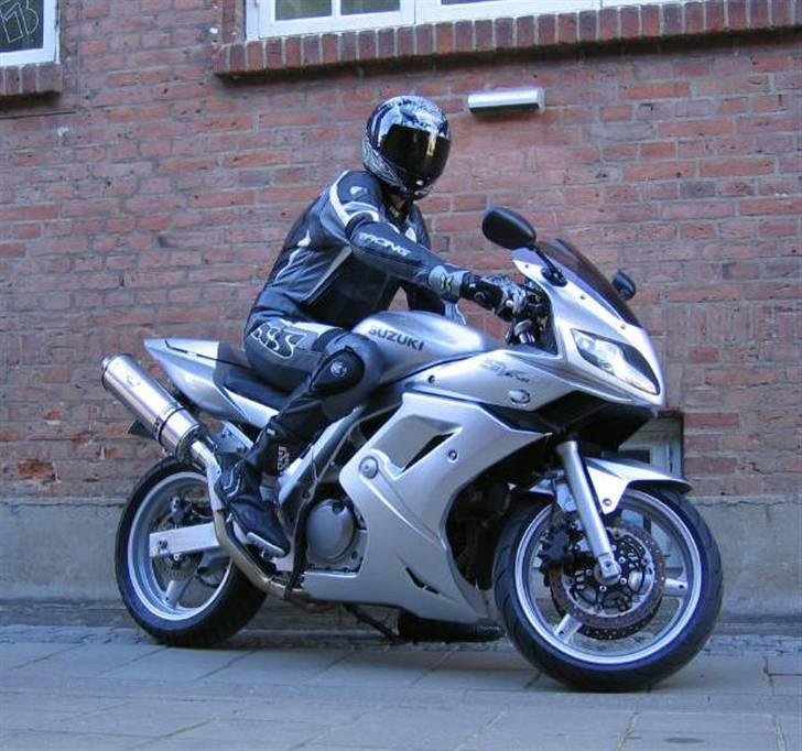 Suzuki SV 650S - Solgt - Nyt Billede 10/7-07.... Hehe taget med auto halløj på kameraet, og det lykkedes sku :) billede 1
