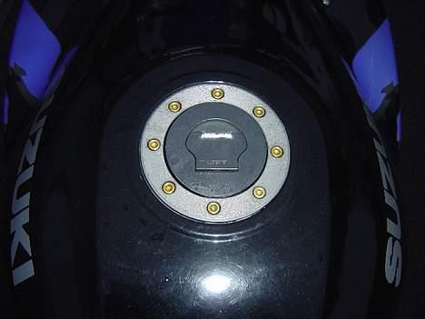Suzuki GSX750F (SOLGT) - lige lidt guld bolte fra Sbfiberdesign... billede 13
