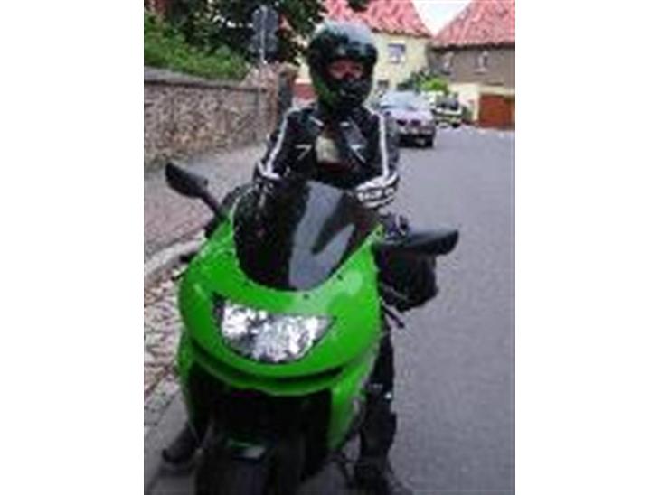 Kawasaki ZX9R billede 1