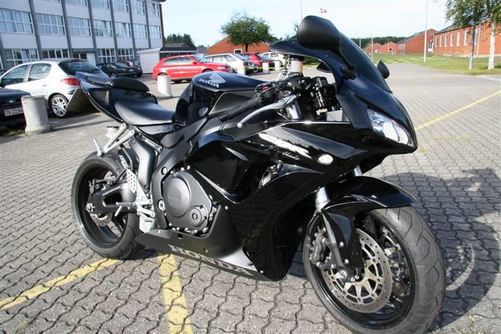 Honda CBR1000rr (Solgt) - Sort er en fed fave. billede 1
