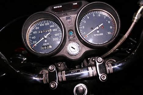 Suzuki GT 380 Solgt - Det er af største nødvendighed at Suzuki inc. har valgt at lave speedo´et til 200... billede 2