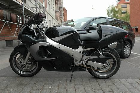 Suzuki GSX-R 600 - Nu ser den sådan ud. Omlakeret, med fælgkantene polerede og nye blink :) billede 14