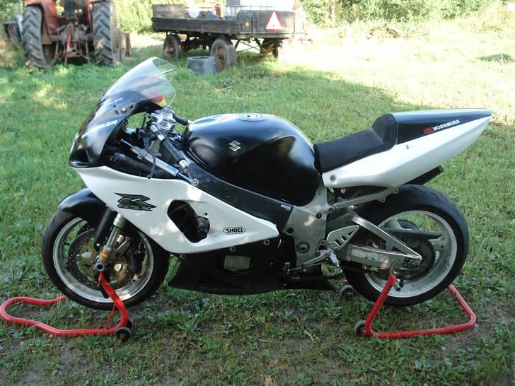 Suzuki GSXR750 Baneged ¤solgt¤ - Så fik geden lidt ny maling da den gamle blev lidt slidt på Anderstorp. ;-) billede 13