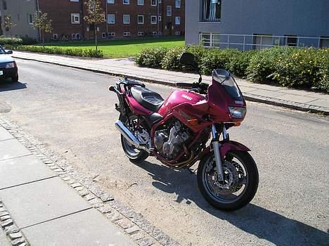 Yamaha XJ600S 1998 *SOLGT* - September ´06. Den ser jo rasende godt ud. Min første bike og jeg var stolt som en pave GG billede 2