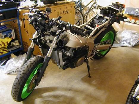 Kawasaki zx6r (SOLGT) : - ...man ku skille den ret meget ad..: ) billede 2