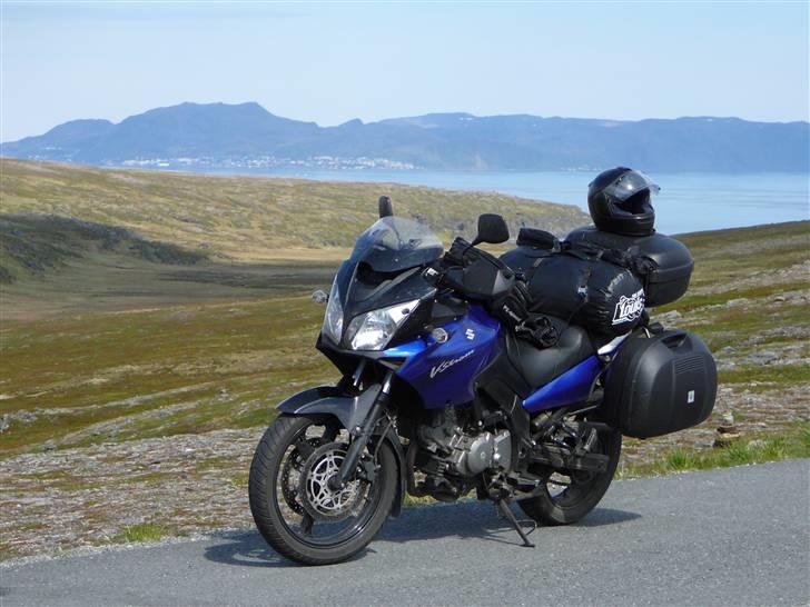 Suzuki dl 650 v-strom (SOLGT) - Min mc på toppen. Det er Nordkapp by man kan skimte i baggrunden. billede 1