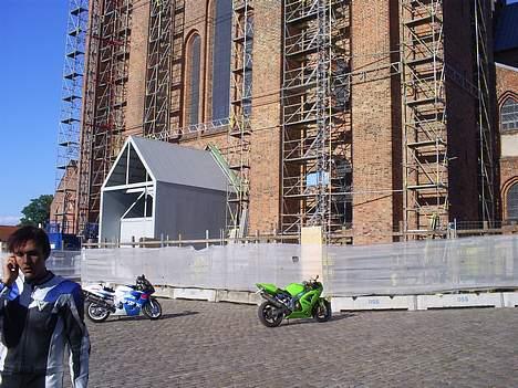 Kawasaki Zx6R 636 Ninja - Tobias (Århus C) B og jeg ved Roskilde domkirke... Mens der var festival billede 7