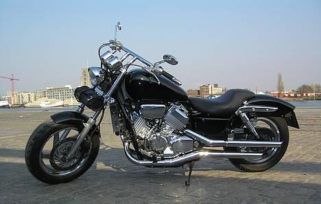 Honda VF 750 C Magna  Kan købes - Sydhavnen  April 2007 billede 2