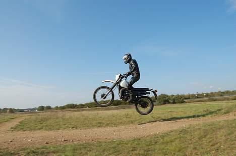 KTM SX 380 - Min gamle Yamaha DT 125 kom også i luften den dag.  billede 5