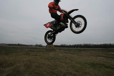 KTM SX 380 - Efter lidt øvelse er jeg kommet lidt højere i luten nu. men ikke! unden at have slået mig et par gange ! billede 8