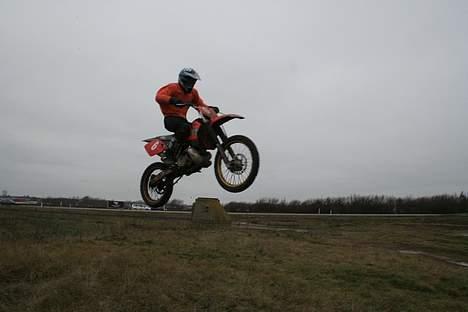KTM SX 380 - Efter lidt øvelse er jeg kommet lidt højere i luten nu. men ikke! unden at have slået mig et par gange ! billede 9