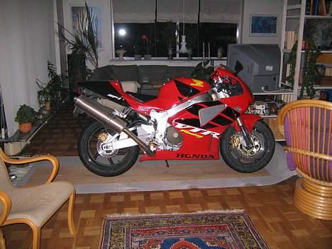 Honda VTR1000 SP-1 - Tjaa - så er cyklen just hjembragt, og der var kun plads i stuen ;-) billede 1