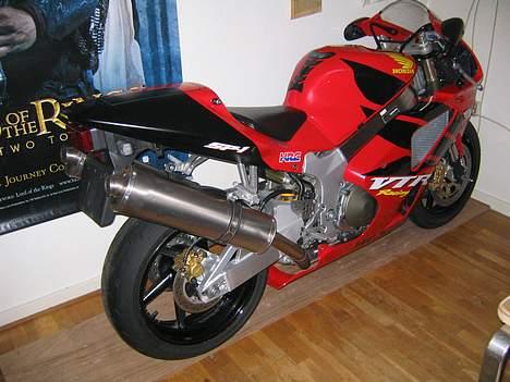 Honda VTR1000 SP-1 - Og her er den bugseret ind i arbejdsværelset. billede 2