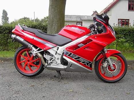 Honda VFR750F (SOLGT) - Nu med MIG sportspotte billede 1