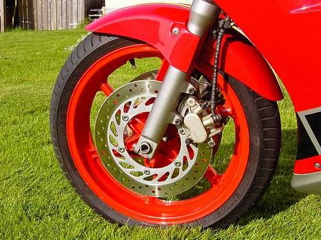 Honda VFR750F (SOLGT) - Jo, der bliver brugt en del tid med pudsekluden! billede 5