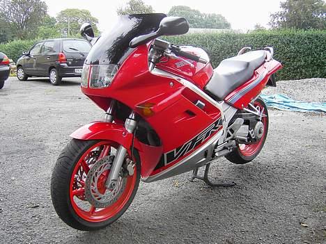 Honda VFR750F (SOLGT) - Sørme også fin fra denne vinkel. billede 7