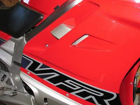 Honda VFR750F (SOLGT) - Yes! Så fik jeg malet luftindtag så de matcher stel og kåbe. billede 9