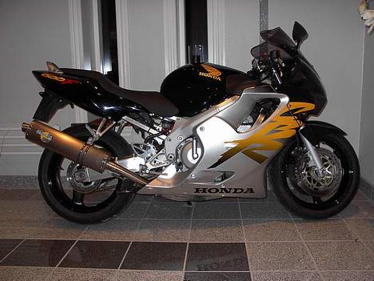 Honda cbr 600 f4 **Solgt** - Her står den så dejligt varmt billede 1