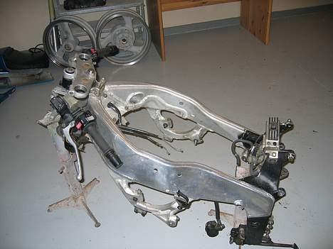 Yamaha FZR 1000 solgt - Stellet under oppolering. billede 3