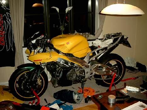 Aprilia RSV 1000R Factory - Millen i den gamle spisestue. billede 6