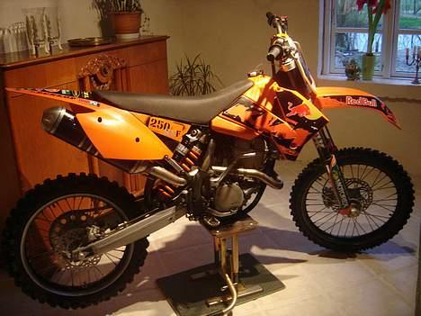 KTM 250 SXF (solgt) - Rigtige cykler står da i stuen;) billede 1