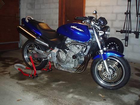 Honda hornet 600 SOLGT - Her har jeg lige fået cyklen hjem. (d 12-01-07). Den er stadig våd efter turen.  billede 1