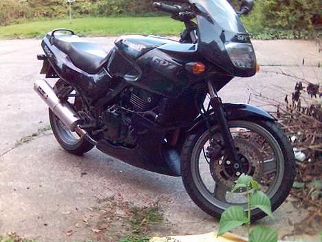 Kawasaki GPZ 500 S - min dejlige lille cykel, stadig sælgers billeder... aldrig fået den pudset pænt nok op til jeg ville ta billeder af den igen billede 2