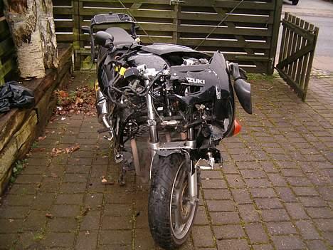 Suzuki GSX 600 F (R.I.P) - Efter ulykken - fronten total smadret ! billede 3