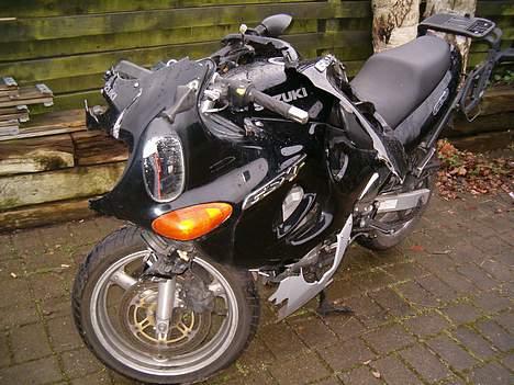 Suzuki GSX 600 F (R.I.P) - Efter ulykken - knækket sidespejl mm. billede 5