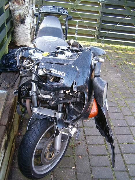 Suzuki GSX 600 F (R.I.P) - Efter ulykken - mangler lidt kåbedele ;-) billede 6