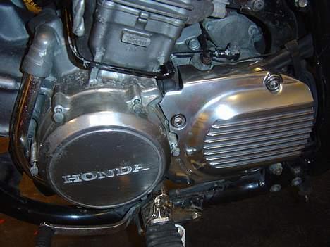 Honda Super Magna RC28 - Så er polering i gang, er startet med koblingsdækslet. billede 4