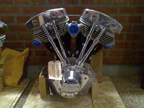 Harley Davidson svingstel - Den nye motor der er kommet 93 Kubik tommer , så kommer den vel over de 100 kmt billede 3